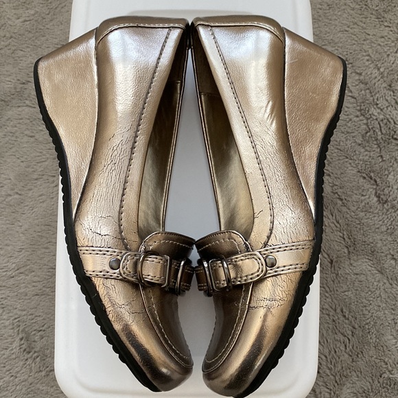 Women’s Pewter Buckle Wedge by March Fisher in Size 8M - Picture 5 of 5